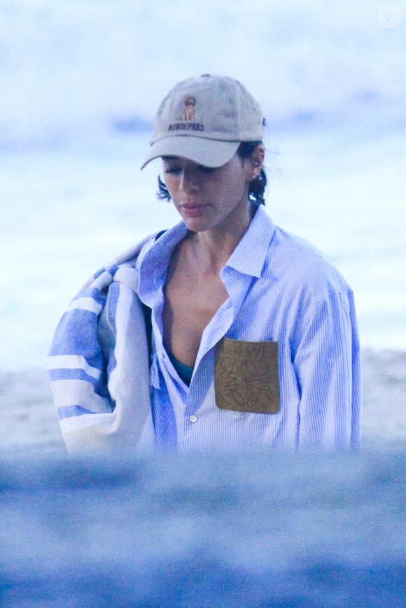 O look escolhido por Bruna Marquezine para o passeio uniu peças confortáveis e acessórios de grife