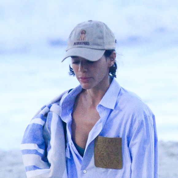 O look escolhido por Bruna Marquezine para o passeio uniu peças confortáveis e acessórios de grife