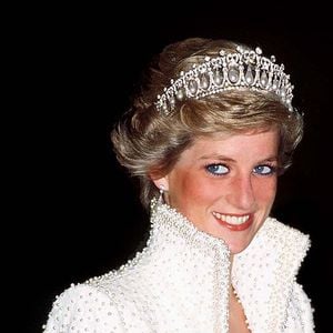 Kate Middleton homenageou Lady Di ao usar a icônica pulseira de três voltas de pérolas que pertenceu à eterna Princesa de Gales, uma das joias mais emblemáticas do acervo de Diana