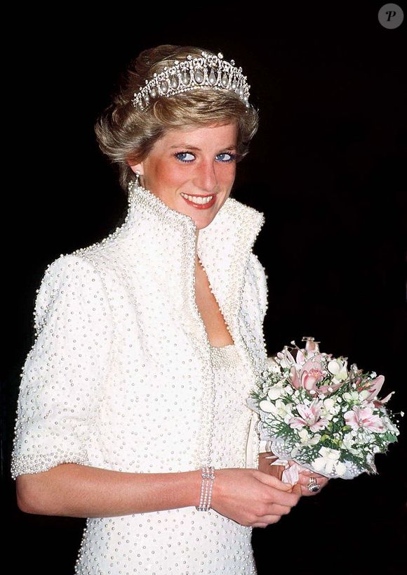 Kate Middleton homenageou Lady Di ao usar a icônica pulseira de três voltas de pérolas que pertenceu à eterna Princesa de Gales, uma das joias mais emblemáticas do acervo de Diana
