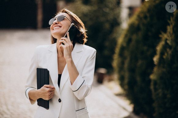 Basta passar algum tempo nas redes sociais para perceber um fenômeno curioso sobre dinheiro: quem mais fala sobre ele, muitas vezes, é quem parece mais pressionado