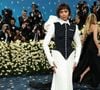 A vencedora do Oscar Zoe Saldana acaba de chegar ao Met Gala 2025 usando custom Thom Browne com joias Cartier