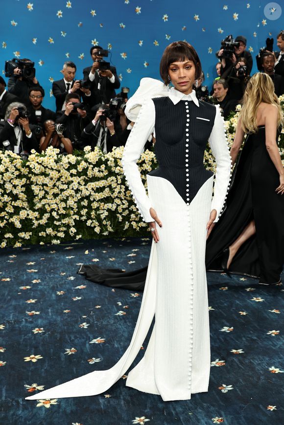 A vencedora do Oscar Zoe Saldana acaba de chegar ao Met Gala 2025 usando custom Thom Browne com joias Cartier