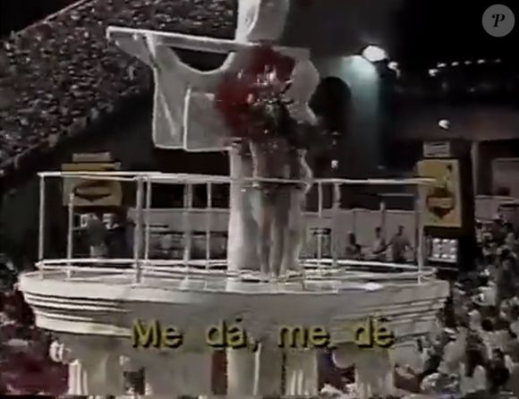 Luciana Sargentelli cortou os pés ao sambar em cacos de vidro e sem sapato durante desfile da Estácio de Sá no carnaval 1992