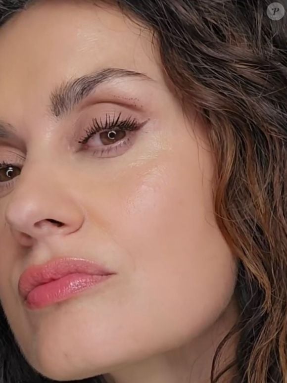 Segundo a maquiadora Mónica Martínez, aplicar a máscara diretamente na raiz dos cílios faz toda a diferença para criar uma curvatura mais intensa e um olhar visualmente rejuvenescido