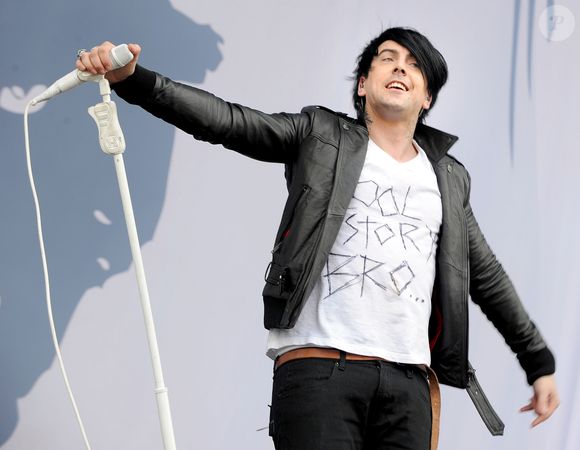 Cantor da banda Lostprophets foi esfaqueado no pescoço por outro detento
