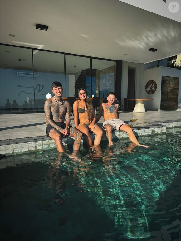 Jogador do Flamengo Erick Pulgar tem duas piscinas de borda infinita que são interligadas na mansão que já abrigou Oruam