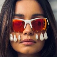 Gerluce solteira e estilosa na Sapucaí! Sophie Charlotte brilha com óculos ousado após término com Xamã; fotos