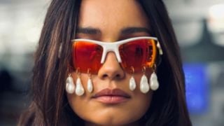 Gerluce solteira e estilosa na Sapucaí! Sophie Charlotte brilha com óculos ousado após término com Xamã; fotos