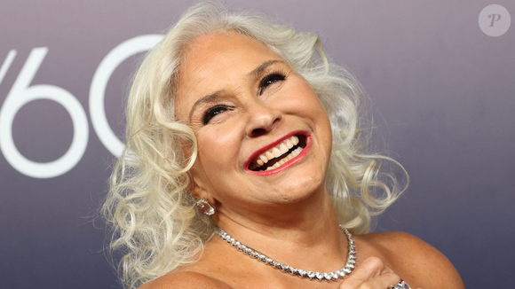 Os fios brancos fazem parte do processo natural de envelhecimento do cabelo, mas, enquanto algumas mulheres preferem cobri-los e apostar nas cores de cabelo em alta, outras escolhem exibi-los com orgulho