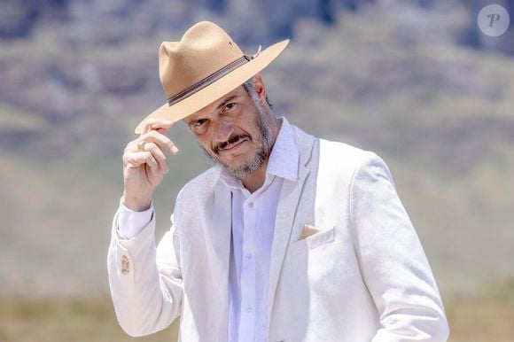 Mateus Solano volta às novelas como Almerindo em 'Lá na minha terra'