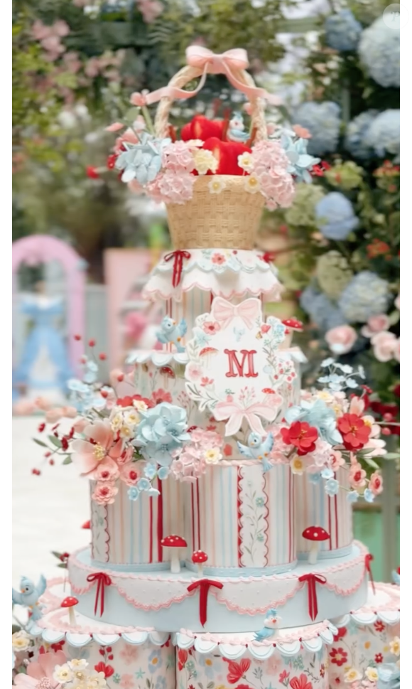 Bolo de Mavie teve 5 andares e substituiu as velas do topo por uma cesta