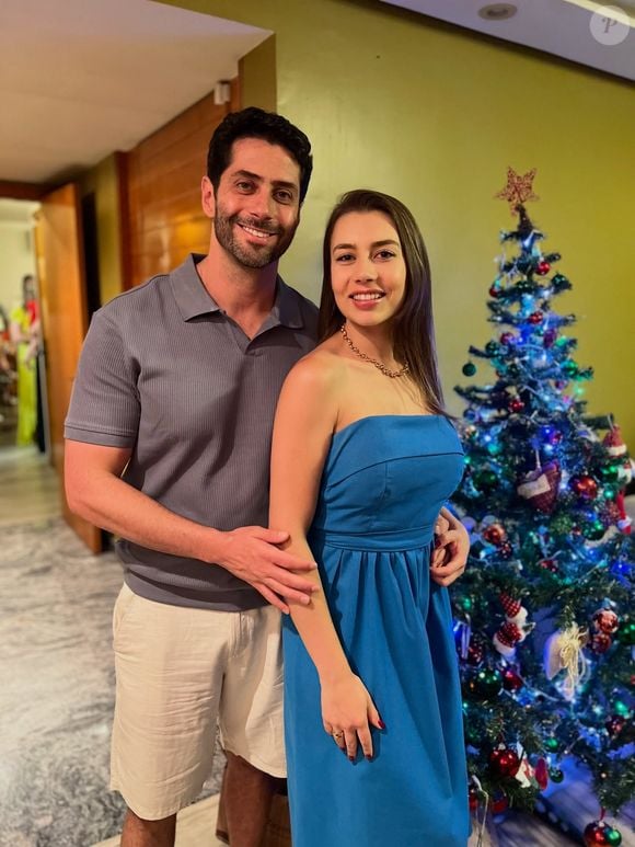 Casado com Ana Paula Voigot, Marcelo Zagonel anunciou, neste sábado (24), o nascimento de sua filha Aurora, com apenas 29 dias