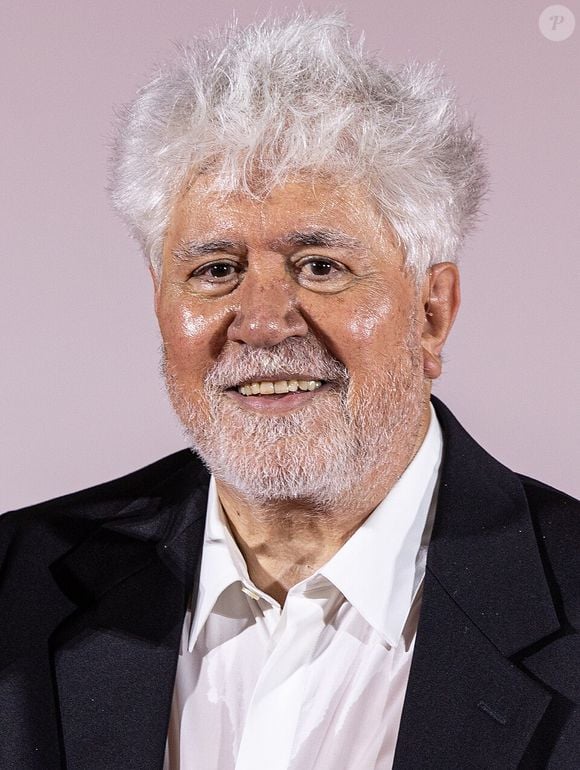 Em uma entrevista à revista MANERA, publicada em maio de 2025, Almodóvar contou que sua intenção de adotar o minimalismo perdeu espaço assim que começou a comprar móveis