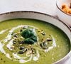 Os ingredientes são:  1 colher de chá de gengibre ralado, 2 dentes de alho, 1 cebola, 1 colher de chá de óleo de coco, 2 pires de repolho verde, 1 pires de salsinha, 2 folhas de couve manteiga, 2 ramos de espinafre, 2 chuchus, sal marinho e pimenta do reino