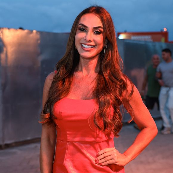 Nicole Bahls chamou atenção ao prestigiar o show de Ivete Sangalo e apareceu entre os convidados vips do evento