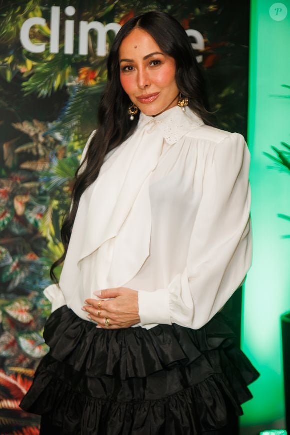 Sabrina Sato apostou em uma produção em preto e branco com laço gigante, bordados e saia volumosa para participar do Brazil Climate Solutions