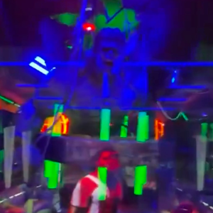 Virgínia Fonseca mostrou a mansão escolhida para receber os filhos em Orlando durante a Copa 2026. Os quartos temáticos, repletos de LEDs, brinquedos e referências espaciais, dividiram opiniões nas redes sociais