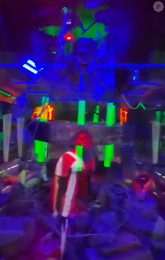 Virgínia Fonseca mostrou a mansão escolhida para receber os filhos em Orlando durante a Copa 2026. Os quartos temáticos, repletos de LEDs, brinquedos e referências espaciais, dividiram opiniões nas redes sociais