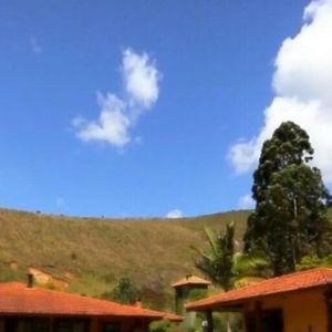 Marcos Palmeira também desfruta de uma piscina para aproveitar os dias de calor