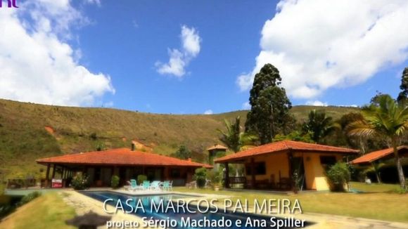 Marcos Palmeira também desfruta de uma piscina para aproveitar os dias de calor