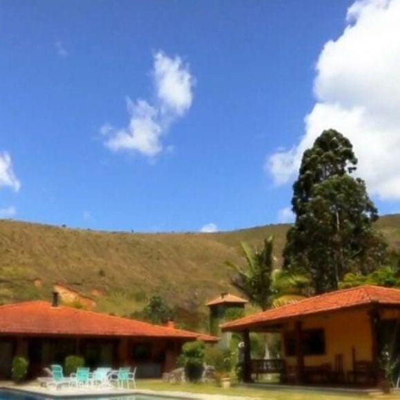 Marcos Palmeira também desfruta de uma piscina para aproveitar os dias de calor