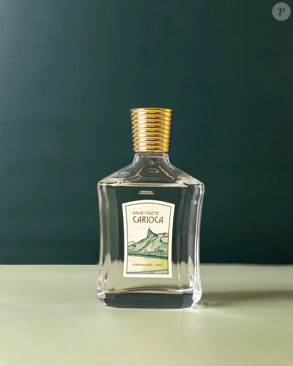 O Carioca, da Granado, é um perfume unissex da família Floral Musk que combina bergamota, lima e frésia com jasmim, violeta, musk e sândalo