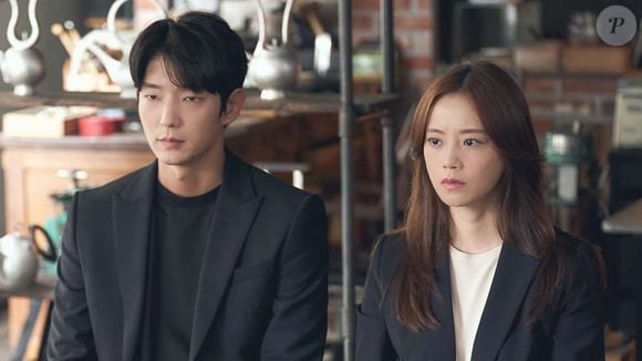 Cha Ji-won, por sua vez, é uma detetive de homicídios que começa a investigar crimes que, curiosamente, a levam ao passado do marido