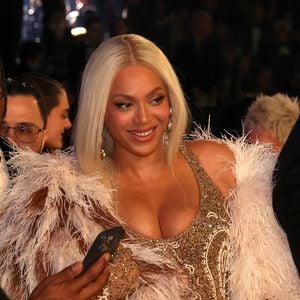 Beyoncé conseguiu descer do carro em segurança