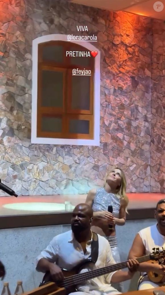 Carolina Dieckmmann passou alguns segundos olhando para cima, como se conversasse com Preta Gil durante a música 'Sinais de Fogo'