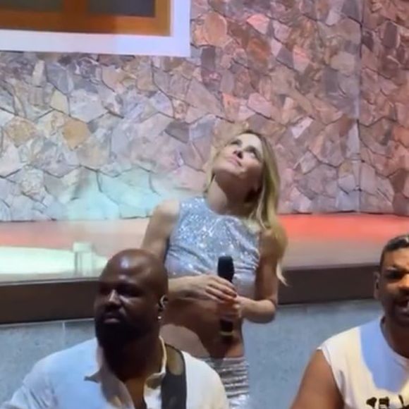 Carolina Dieckmmann passou alguns segundos olhando para cima, como se conversasse com Preta Gil durante a música 'Sinais de Fogo'