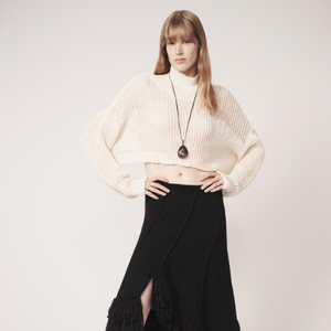 Saia preta estilosa com franjas da Zara Brasil tem cintura média, fecho em zíper oculto e está saindo por R$ 439,00