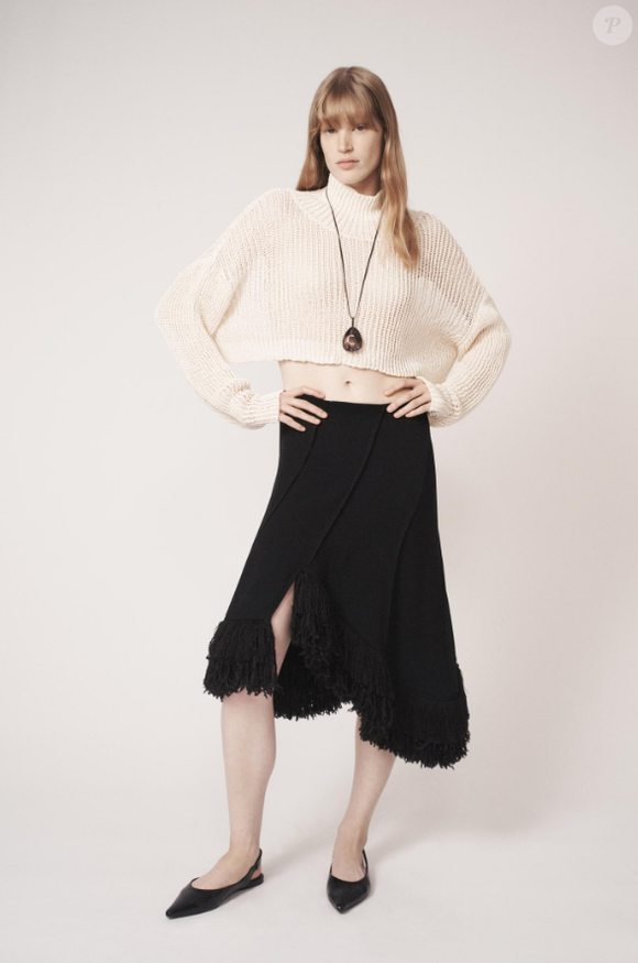 Saia preta estilosa com franjas da Zara Brasil tem cintura média, fecho em zíper oculto e está saindo por R$ 439,00