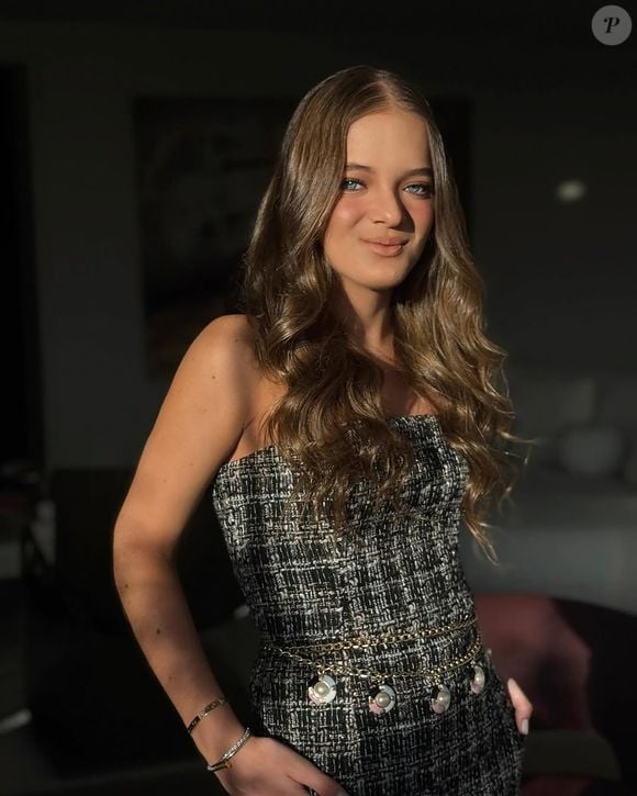 "Minha menina virou mulher. Mini me", escreveu Tici na legenda da foto, que destacou Rafa em um look quadriculado