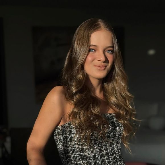 "Minha menina virou mulher. Mini me", escreveu Tici na legenda da foto, que destacou Rafa em um look quadriculado