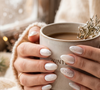 A nova manicure que está fazendo sucesso para deixar as mãos mais elegantes se baseia em um truque simples na hora de passar o esmalte