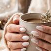 A nova manicure que está fazendo sucesso para deixar as mãos mais elegantes se baseia em um truque simples na hora de passar o esmalte