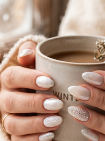 A nova manicure que está fazendo sucesso para deixar as mãos mais elegantes se baseia em um truque simples na hora de passar o esmalte