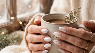 A nova manicure que está fazendo sucesso para deixar as mãos mais elegantes se baseia em um truque simples na hora de passar o esmalte