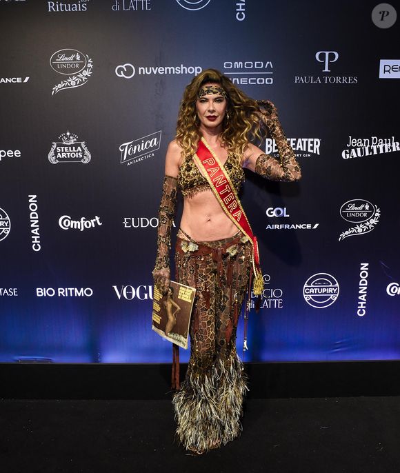 Baile da Vogue 2026: vestida de pantera, Luciana Gimenez levou sua icônica revista em que posou nua