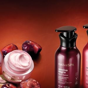 A campanha de Nativa SPA Ameixa e Ameixa Negra, de O Boticário, colocou a tendência da perfumação em camadas no centro da rotina de autocuidado. Com produtos que prometem hidratação intensa e fragrância prolongada, a linha virou aposta para quem deseja manter a pele perfumada o dia inteiro com uma experiência sensorial sofisticada