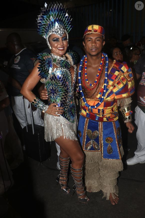 Ex de Xamã, Sophie Charlotte estará na Sapucaí no momento em que o cantor - na foto com a musa da Grande Rio Gardênia Cavalcanti - desfilar