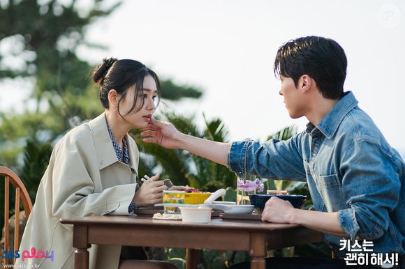 No drama, Go Da-rim finge ser casada e mãe para conseguir emprego, mas um beijo inesperado muda a relação com o chefe Kong Ji-hyeok