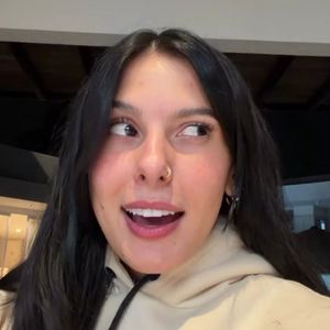 Ana Castela contou que Zé Felipe escreveu 'eu te amo' em letras grandes para cobrir a barriga na foto