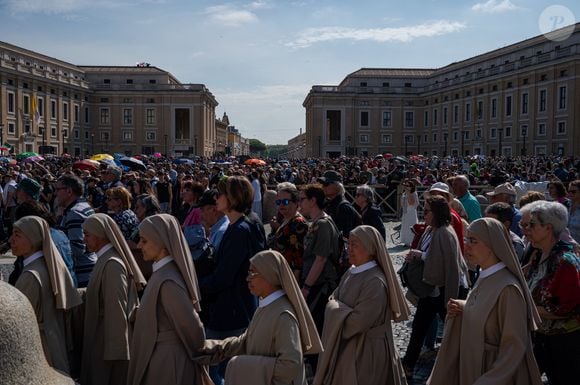 Freiras e visitantes fazem fila na Praça de São Pedro para entrar na Basílica de São Pedro e prestar homenagens ao falecido Papa