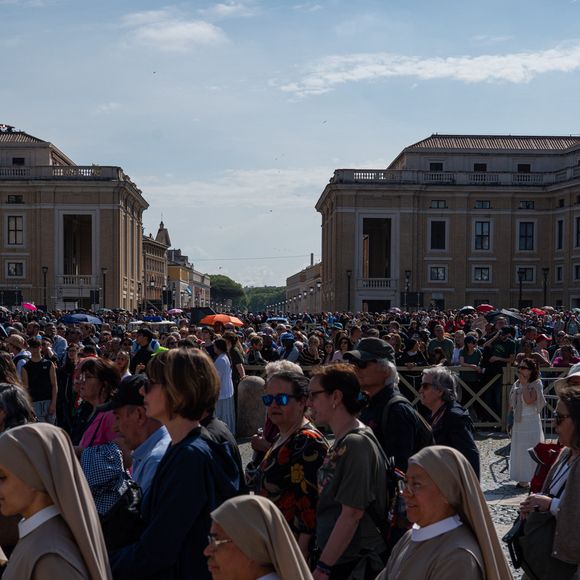 Freiras e visitantes fazem fila na Praça de São Pedro para entrar na Basílica de São Pedro e prestar homenagens ao falecido Papa