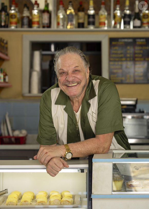 Seu Manuel (Ernani Moraes) - Simpático dono de uma padaria, o pai de Danilo e Peter é superprotetor. Foi casado com uma mulher mais nova do que ele, a mãe dos seus dois filhos, mas ela abandonou a família, fato pelo qual ele se culpa até hoje.