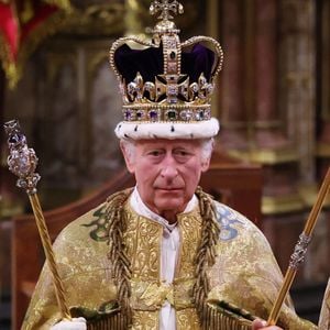 A condecoração é oferecida pelo Rei Charles III a quem presta serviços à Família Real