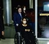 A cantora chegou ao terminal em cadeira de rodas e usava máscara de proteção durante todo o tempo