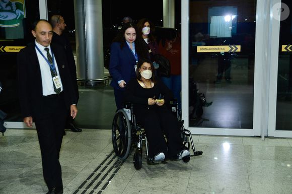 A cantora chegou ao terminal em cadeira de rodas e usava máscara de proteção durante todo o tempo
